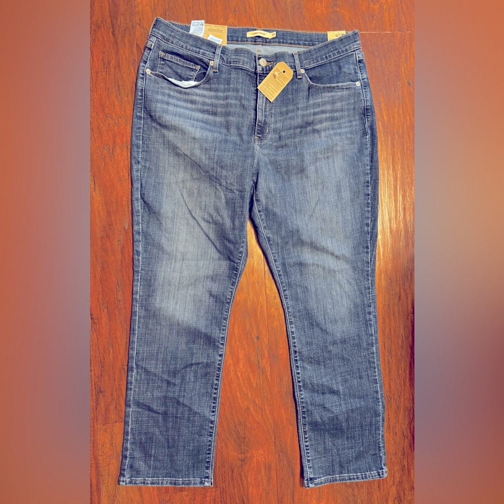 NWT - Levi’s Red Tab Classic Straight Mid Rise - 18S